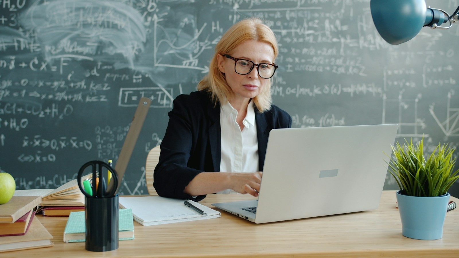 Malaysian teacher using AI tools on DELIMa to prepare a differentiated classroom lesson