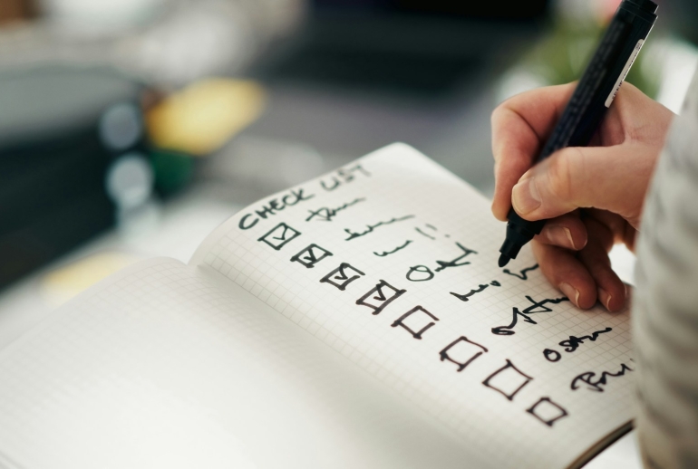 Checklist for comparing AI training providers in Malaysia by category
